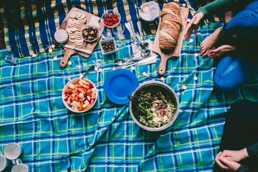 comida platos postres en picnic