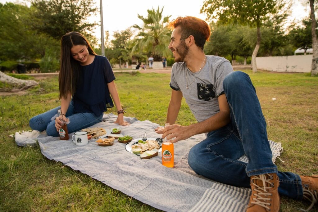 pareja disfrutando de un picnic en parque