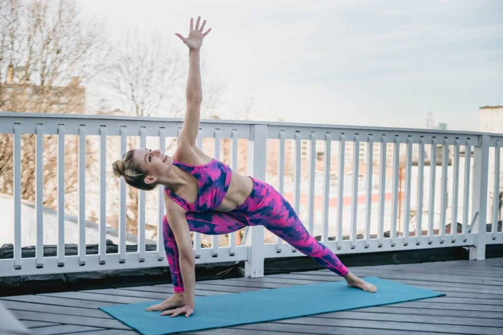 Mujer practicando yoga en terraza
